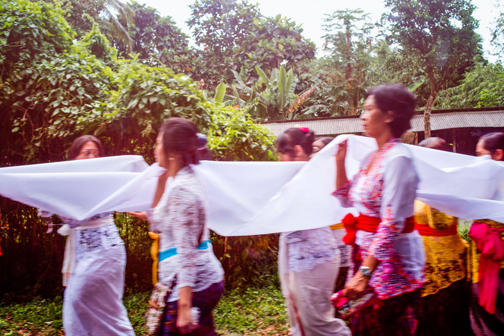 Balinese women and girls in kebaya dresses.