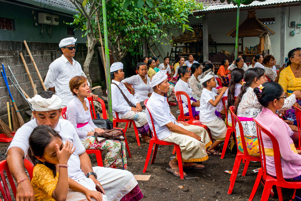 Pak Ketut (in sunglasses at the back) with Salina (sitting down in white kebaya and pink sash, looking forward to the trance ceremony.